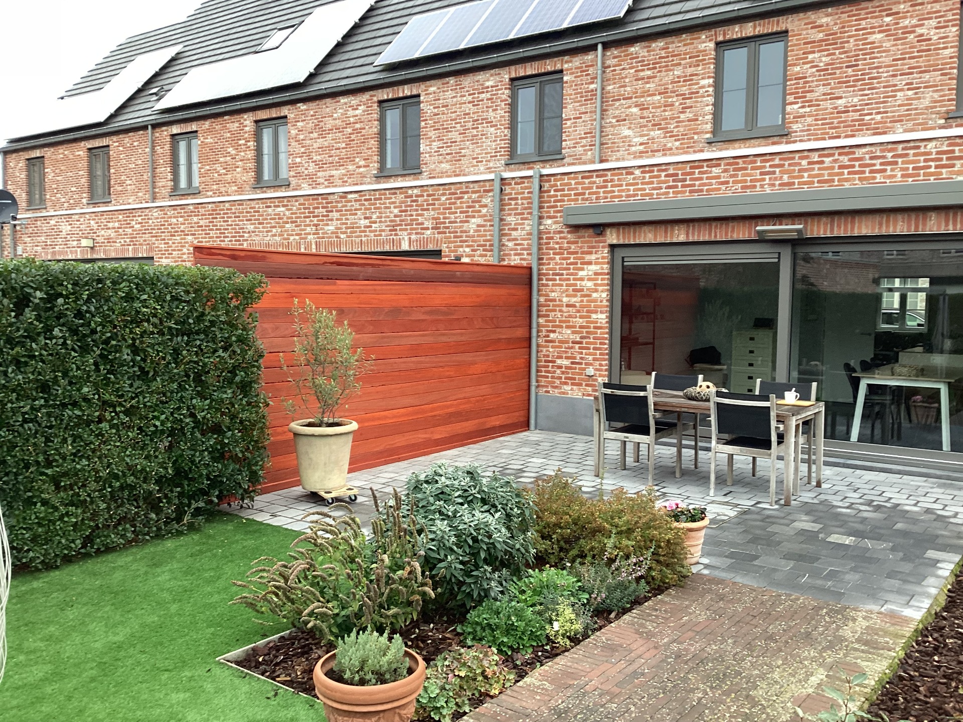 Plaatsen van tuinwand padouk